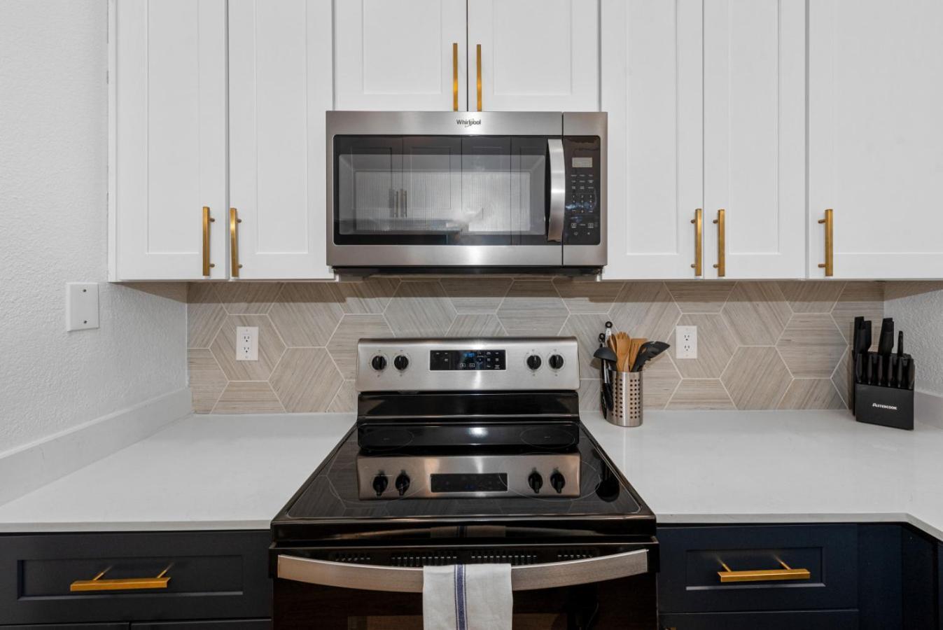 2br Retreat-pool, Yoga Rm, Gym, Cabanas, Bbq,prkng Apartment