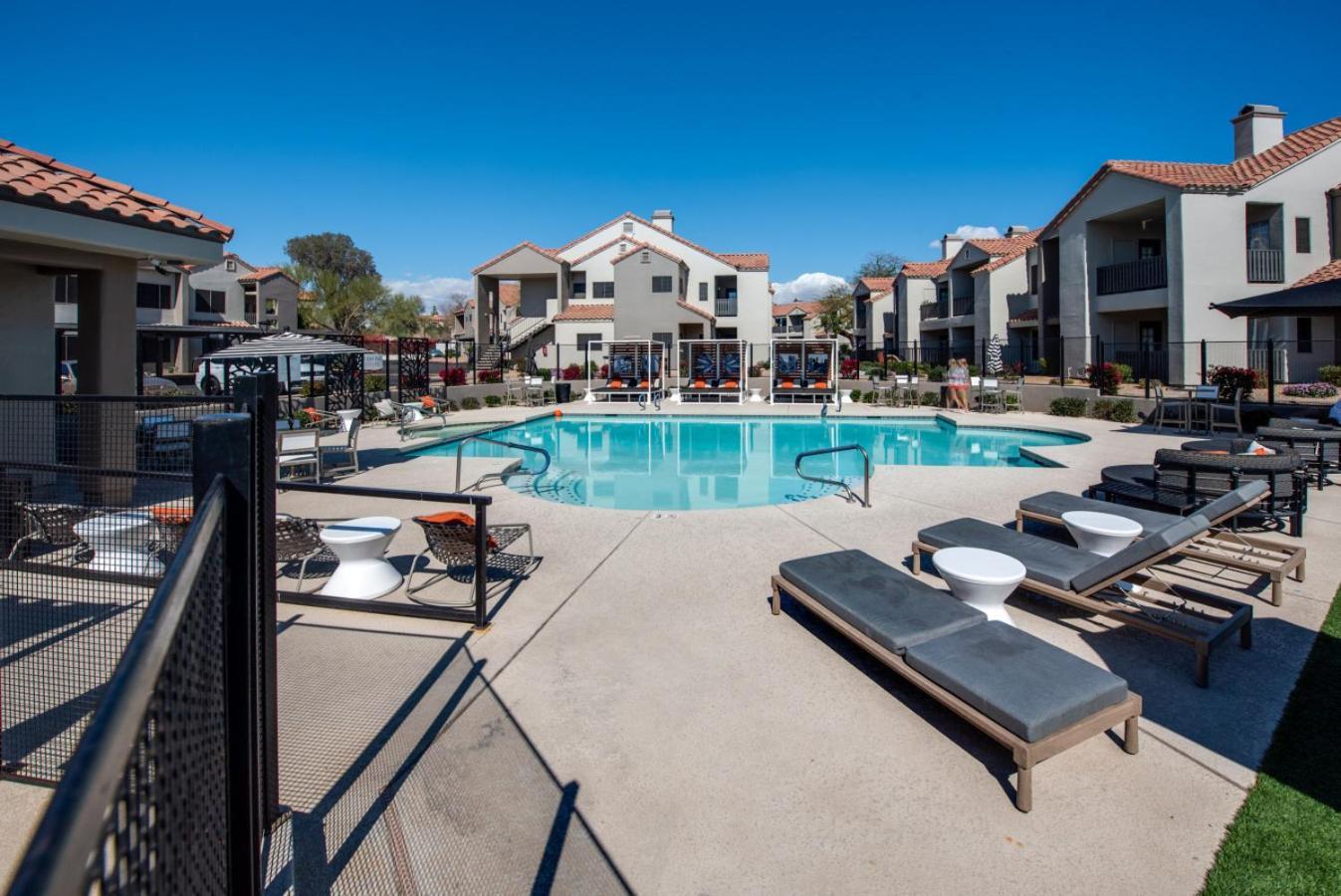 Apartment 2br Retreat-pool, Yoga Rm, Gym, Cabanas, Bbq,prkng