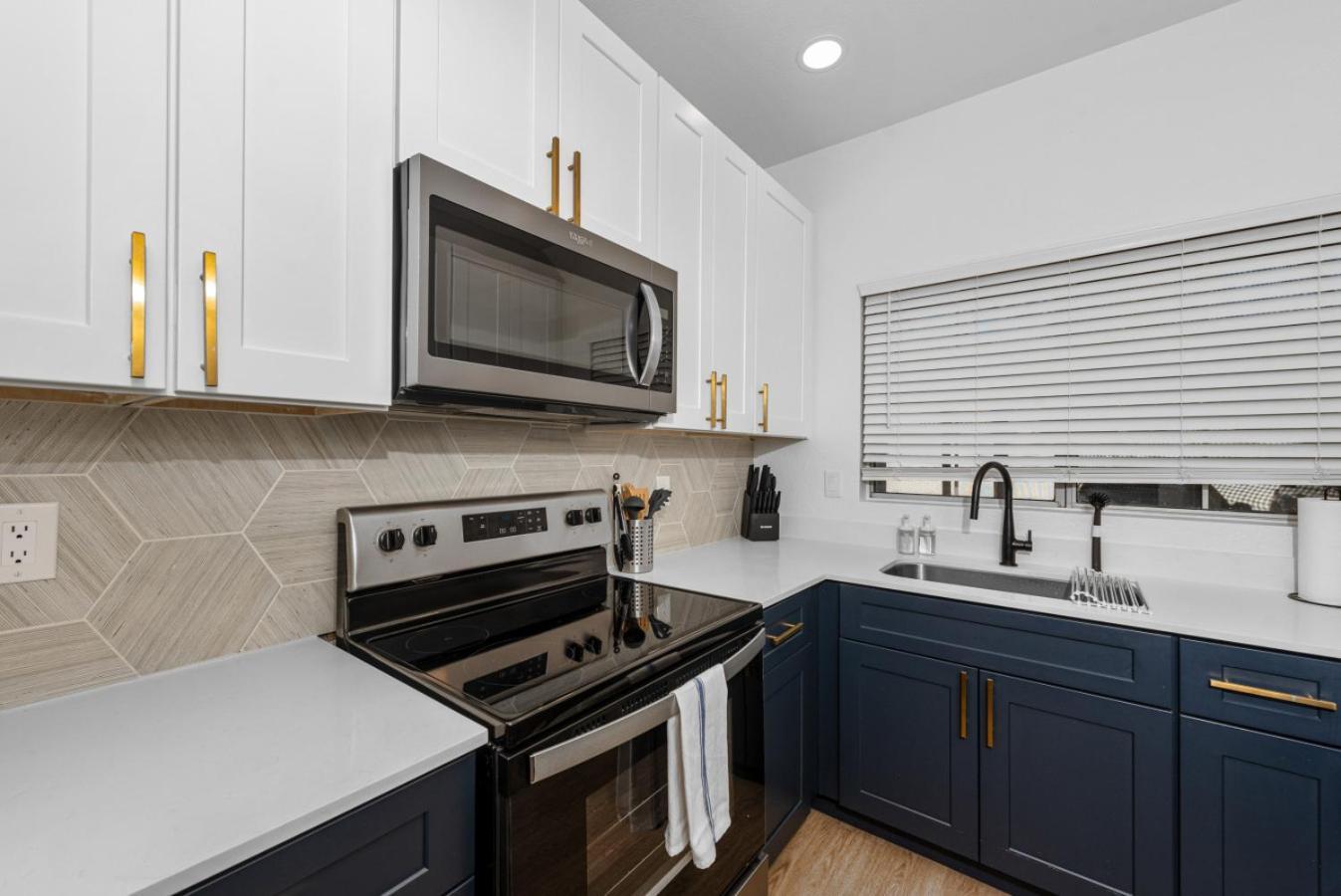 2br Retreat-pool, Yoga Rm, Gym, Cabanas, Bbq,prkng Apartment *